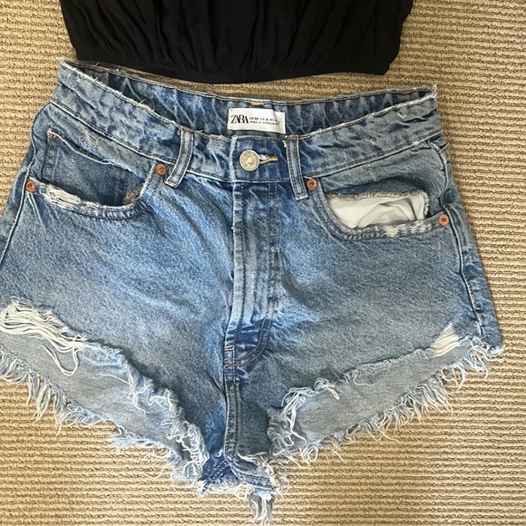 Brandy Melville off-the-shoulder long sleeve black top & Zara Jean shorts - Picture 4 of 5